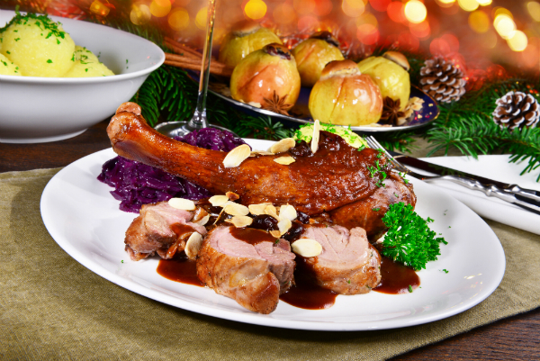 Gaensebraten mit Rotkohl, Knoedel und Brataepfel