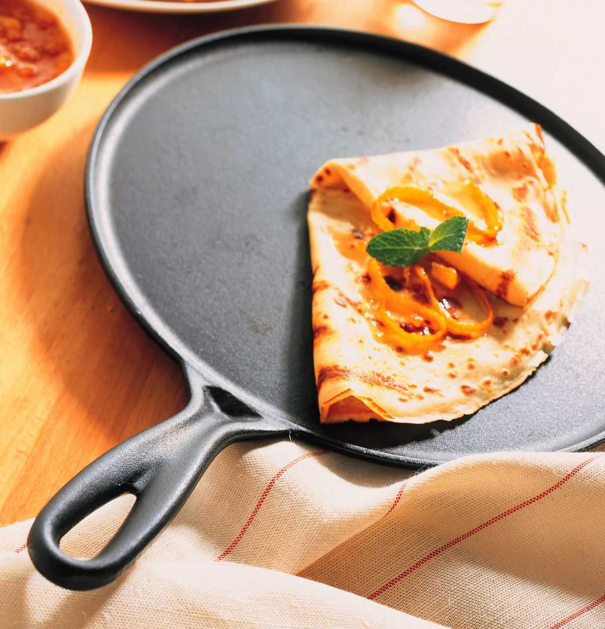 Le Creuset Gusseisen Crepes Pfanne kirschrot 2