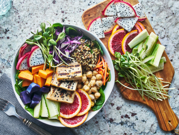 Gegrillter Tofu und Drachenfrucht Buddha Bowl