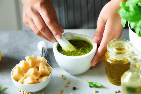 Italienisches Pesto zubereiten