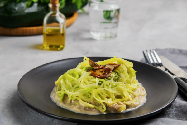 Gemüsespaghetti aus Zucchini (Zoodles) mit Feta-Sahne Soße