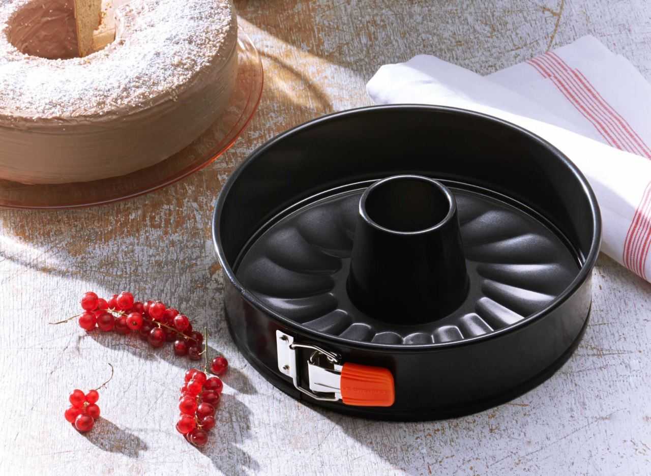 Le Creuset Backform mit Rohrboden 2