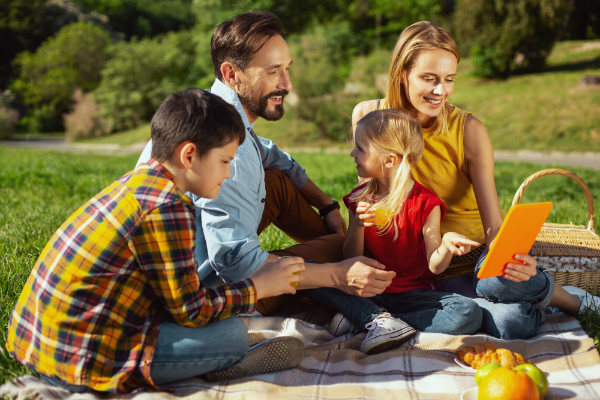 Passendes Geschirr ist für ein Picknick von wichtiger Bedeutung