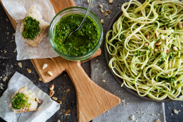 Pesto mit Pasta und Brot