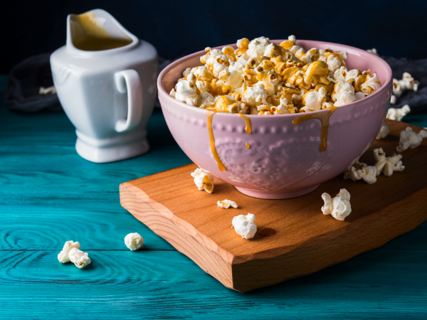 Popcorn mit gesalzener Karamellsosse